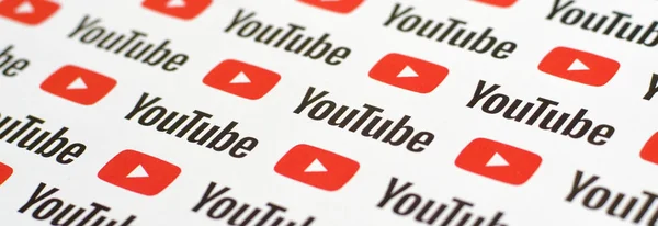 Pola Youtube dicetak di atas kertas dengan logo youtube kecil dan prasasti. YouTube adalah anak perusahaan Google dan platform berbagi video paling populer di Amerika — Stok Foto