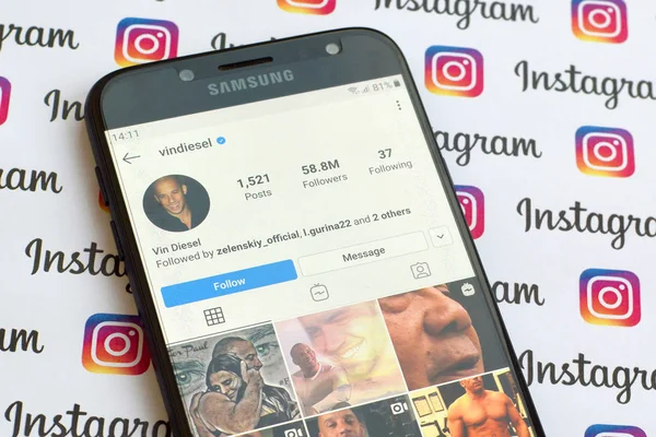 Akun instagram resmi Vin Diesel pada layar smartphone pada pa — Stok Foto