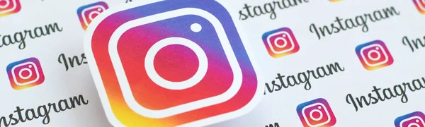 Motif Instagram imprimé sur papier avec des petits logos instagram et des inscriptions. Instagram est un service américain de partage de photos et de vidéos sur les réseaux sociaux appartenant à Facebook — Photo