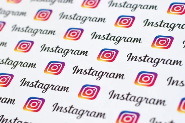 Padrão Instagram impresso em papel com pequenos logotipos instagram e inscrições. Instagram é um serviço americano de compartilhamento de fotos e vídeos de redes sociais de propriedade do Facebook — Fotografia de Stock