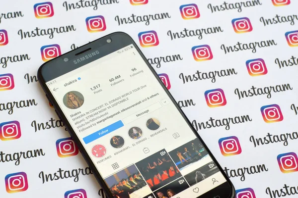 Akun instagram resmi Shakira pada layar smartphone pada banner instagram kertas . — Stok Foto