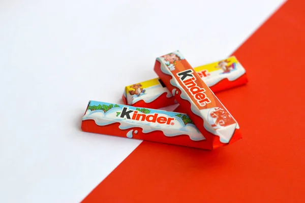 Kinder pequeñas barras de chocolate hechas por Ferrero SpA. Kinder es una línea de productos de confitería de la multinacional italiana Ferrero —  Fotos de Stock
