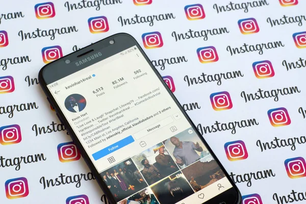 Kevin Hart hivatalos Instagram fiók okostelefon képernyőn papíron instagram banner. — Stock Fotó