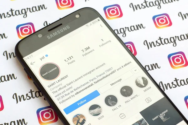 Yves Saint Laurent oficjalne konto na Instagramie smartfona — Zdjęcie stockowe