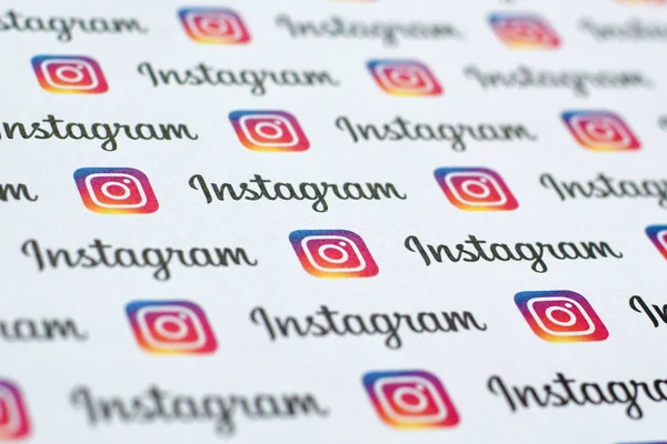 Motif Instagram imprimé sur papier avec des petits logos instagram et des inscriptions. Instagram est un service américain de partage de photos et de vidéos sur les réseaux sociaux appartenant à Facebook — Photo