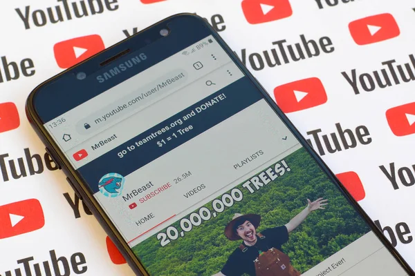 Bay canavar resmi youtube kanalı kağıtta akıllı telefon ekranında.