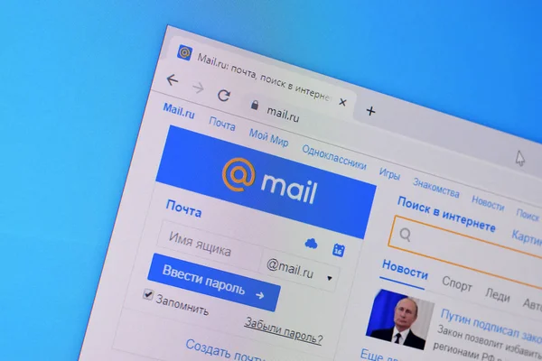 Сайт mail.ru на дисплее компьютера, url - mail.ru . — стоковое фото