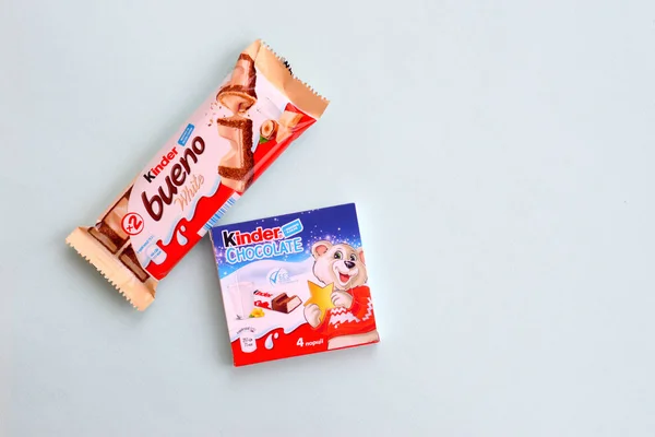 Kinder Schokolade kleine Schachtel für Kinder und bueno weiße Schokolade Riegel von ferrero spa hergestellt. kinder ist eine Süßwarenmarke des multinationalen Herstellers ferrero — Stockfoto