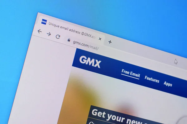 Homepage der gmx mail website auf dem display von pc, url - gmx.com. — Stockfoto