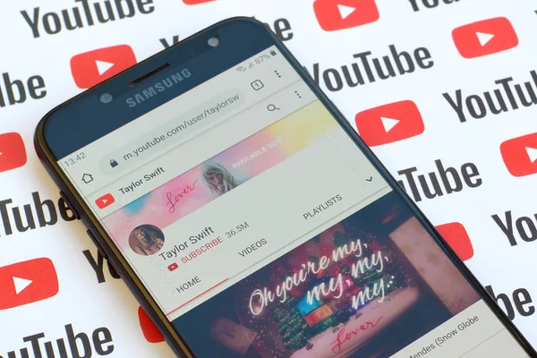 Taylor Swift official youtube channel on smartphone screen on pa — Stock Photo, Image