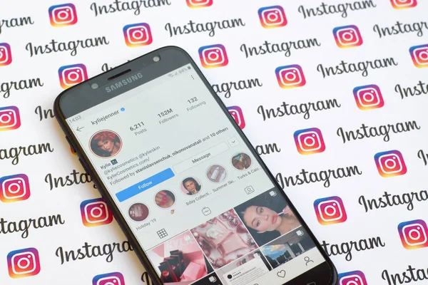 Kylie Jenner conta do instagram oficial na tela do smartphone no banner do instagram de papel . — Fotografia de Stock