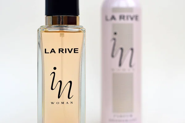 La rive IN mujer desodorante y frascos de perfume sobre fondo beige. LA RIVE S.A. es uno de los principales productores de perfumes y aguas perfumadas de Europa — Foto de Stock