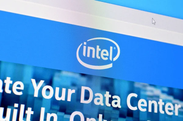 Página web de Intel en la pantalla de PC, url - intel.com . — Foto de Stock