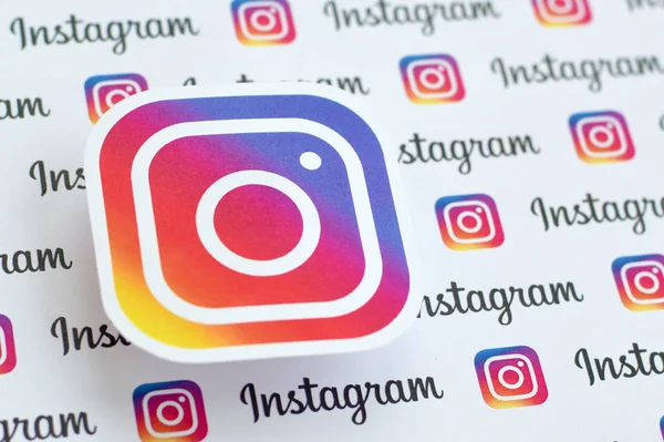 Motif Instagram imprimé sur papier avec des petits logos instagram et des inscriptions. Instagram est un service américain de partage de photos et de vidéos sur les réseaux sociaux appartenant à Facebook — Photo