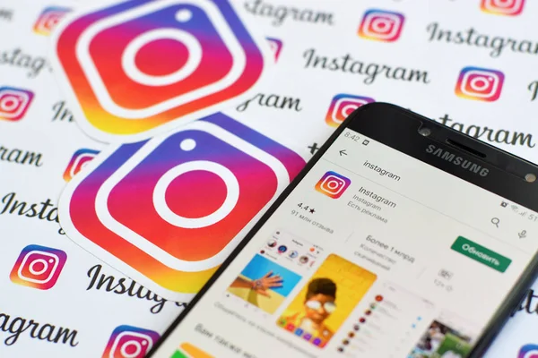 Aplikasi Instagram pada layar telepon pintar samsung pada banner dengan logo instagram kecil. Instagram adalah layanan jejaring sosial berbagi foto dan video Amerika Serikat oleh Facebook inc — Stok Foto