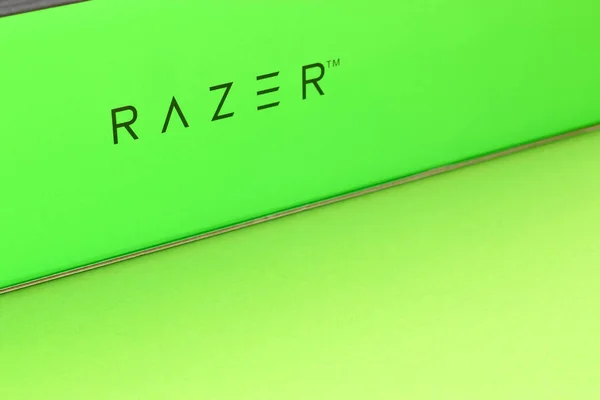 Razer Goliathus Speed Gaming tapis de souris vert et boîte avec logo. Razer entreprise mondiale de fabrication de matériel de jeu, ainsi que d'un e-sport et des services financiers — Photo