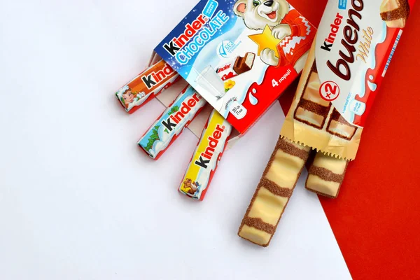 Kinder Chocolate small box for kids and bueno white chocolate bar made by Ferrero SpA. Kinder is a confectionery product brand line of multinational manufacturer Ferrero — Stock Photo, Image