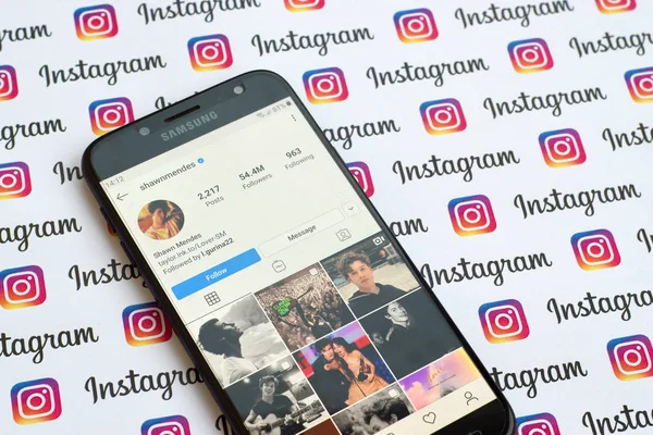 Shawn Mendes compte instagram officiel sur l'écran du smartphone sur papier bannière instagram . — Photo