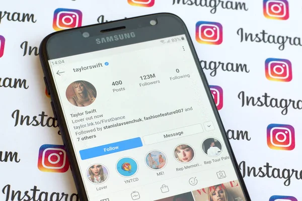 Taylor Swift official instagram account on smartphone screen on — Stock Photo, Image