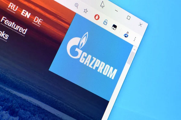 Главная страница сайта "Газпрома" на дисплее ПК, url - Газпром . — стоковое фото