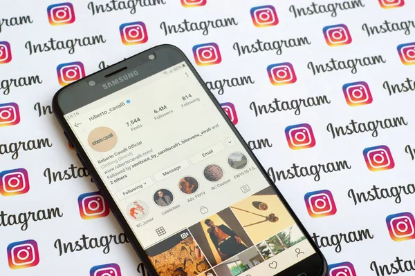Roberto Cavalli akun instagram resmi pada layar smartphone pada banner instagram kertas . — Stok Foto