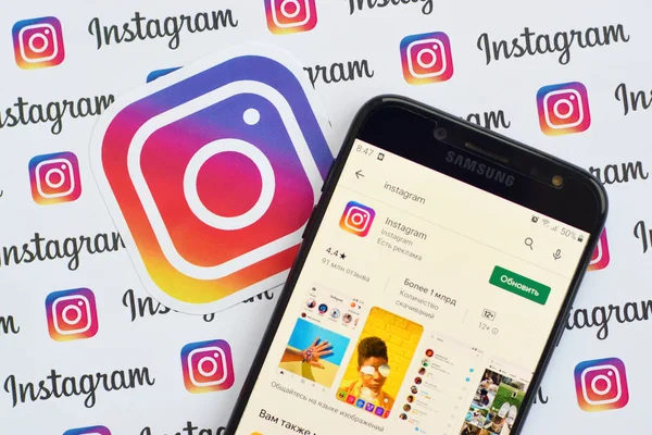 Instagram alkalmazás samsung okostelefon képernyőn banneren kis Instagram logókkal. Instagram amerikai fotó és videó-megosztó közösségi hálózati szolgáltatás Facebook inc — Stock Fotó