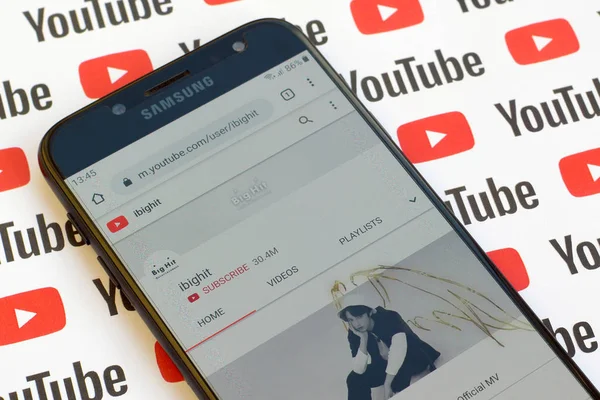 Ibighit official youtube channel on smartphone screen on paper y — Stock Photo, Image