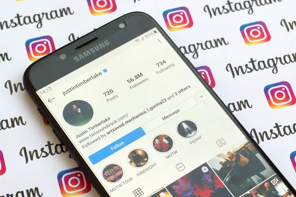 Justin Timberlake official instagram account on smartphone scree — Stock Photo, Image