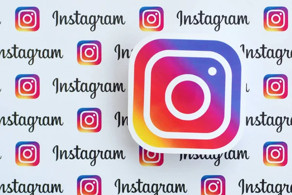 Wzór Instagrama wydrukowany na papierze z małymi logotypami i napisami na Instagramie. Instagram to amerykański serwis społecznościowy do udostępniania zdjęć i filmów należący do Facebooka — Zdjęcie stockowe