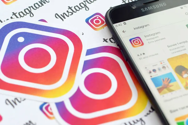 App Instagram sullo schermo dello smartphone samsung sul banner con piccoli loghi instagram. Instagram è il servizio di social network americano di condivisione di foto e video di Facebook inc — Foto Stock