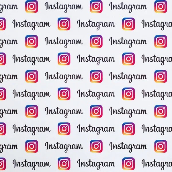 Küçük instagram logoları ve yazıtlarla kağıda basılmış Instagram deseni. Instagram, Facebook 'a ait Amerikan fotoğraf ve video paylaşım sosyal ağ servisidir.