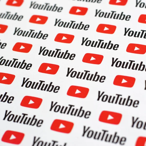 Küçük youtube logoları ve yazıtlarla kağıda basılmış Youtube deseni. Youtube, Google 'ın yan kuruluşu ve Amerika' nın en popüler video paylaşım platformudur.