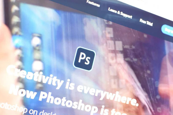 Pc gösteriminde resmi web sitesinde adobe photoshop ürünü web sayfası — Stok fotoğraf