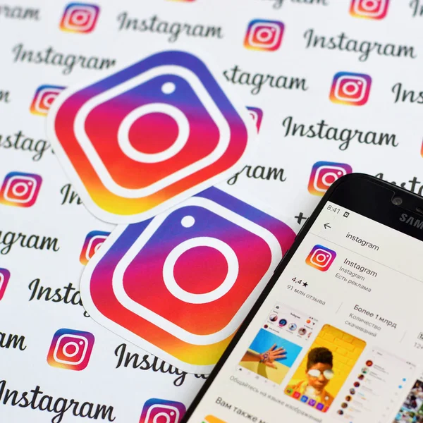 App Instagram sullo schermo dello smartphone samsung sul banner con piccoli loghi instagram. Instagram è il servizio di social network americano di condivisione di foto e video di Facebook inc — Foto Stock