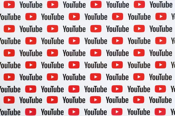 小さなYouTubeのロゴや碑文と紙に印刷されたYouTubeのパターン。YouTubeはGoogleの子会社であり、アメリカで最も人気のあるビデオ共有プラットフォームです。 — ストック写真