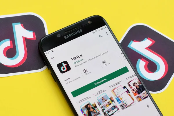 Aplikacja Tiktok na rynku odtwarzania na ekranie smartfona samsung na żółtym tle. Tiktok jest popularnym serwisem społecznościowym udostępniającym filmy należącym do Bytedance — Zdjęcie stockowe