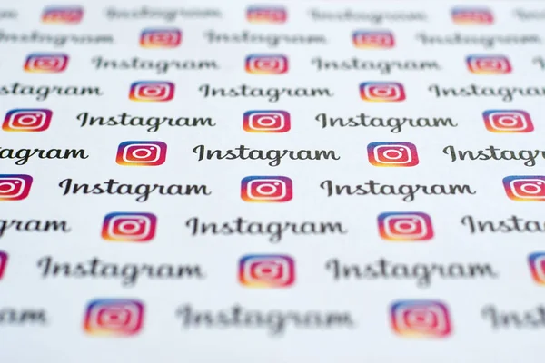 Padrão Instagram impresso em papel com pequenos logotipos instagram e inscrições. Instagram é um serviço americano de compartilhamento de fotos e vídeos de redes sociais de propriedade do Facebook — Fotografia de Stock