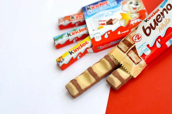 Шоколадная коробочка для детей и белая шоколадка от Ferrero SpA. Kinder - линейка кондитерских изделий международного производителя Ferrero — стоковое фото