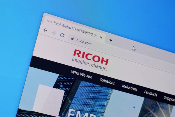 Homepage der ricoh website auf dem display des pc, url - ricoh.com. — Stockfoto
