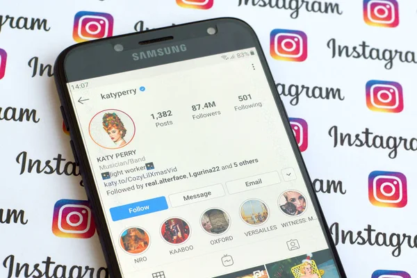 Katy Perry official instagram account on smartphone screen on pa — Stock Photo, Image