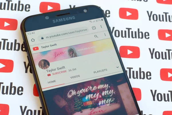 Taylor Swift official youtube channel on smartphone screen on pa — Stock Photo, Image