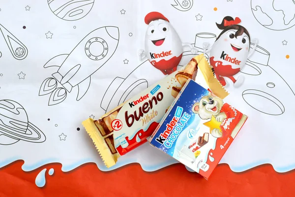 Çocuklar için Kinder Çikolata küçük kutu ve Ferrero Spa 'nın yaptığı bueno beyaz çikolata. Kinder, çok uluslu imalatçı Ferrero 'nun bir markasıdır.