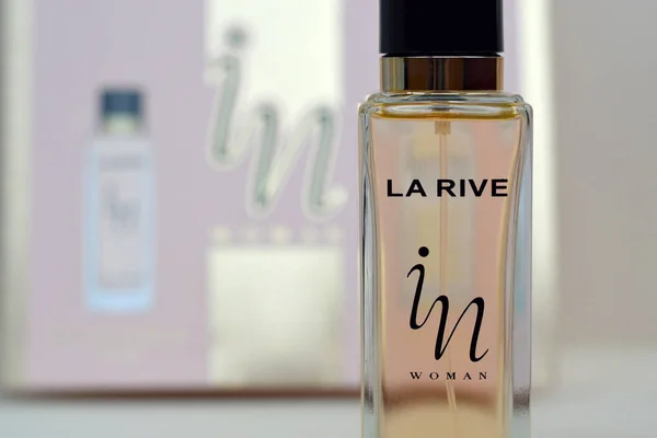 La rive IN mujer desodorante y frascos de perfume en el fondo de la caja de perfume. LA RIVE S.A. es uno de los principales productores de perfumes y aguas perfumadas de Europa — Foto de Stock