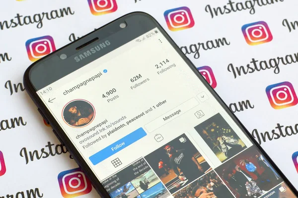 Aubrey Drake Graham official instagram account on smartphone scr — Stock Photo, Image