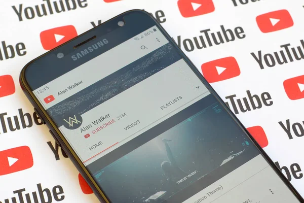 Alan Walker official youtube channel on smartphone screen on pap — Stock Photo, Image