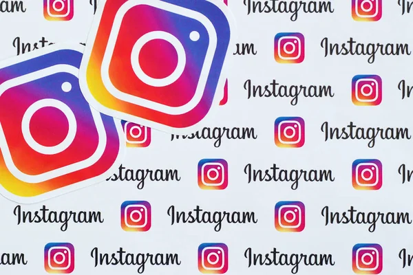 Patrón de Instagram impreso en papel con pequeños logotipos e inscripciones de instagram. Instagram es un servicio de redes sociales estadounidense para compartir fotos y videos propiedad de Facebook —  Fotos de Stock