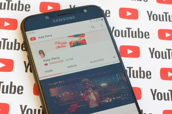 Katy Perry official youtube channel on smartphone screen on pape — Stock Photo, Image