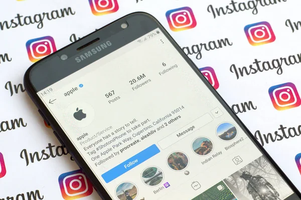 Apple oficjalne konto Instagram na ekranie smartfona na papierze i — Zdjęcie stockowe