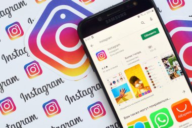 Küçük instagram logolu Samsung akıllı telefon ekranında Instagram uygulaması. Instagram, Facebook Inc. 'nin Amerikan fotoğraf ve video paylaşım sosyal ağ hizmeti.