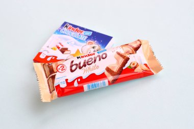 Çocuklar için Kinder Çikolata küçük kutu ve Ferrero Spa 'nın yaptığı bueno beyaz çikolata. Kinder, çok uluslu imalatçı Ferrero 'nun bir markasıdır.